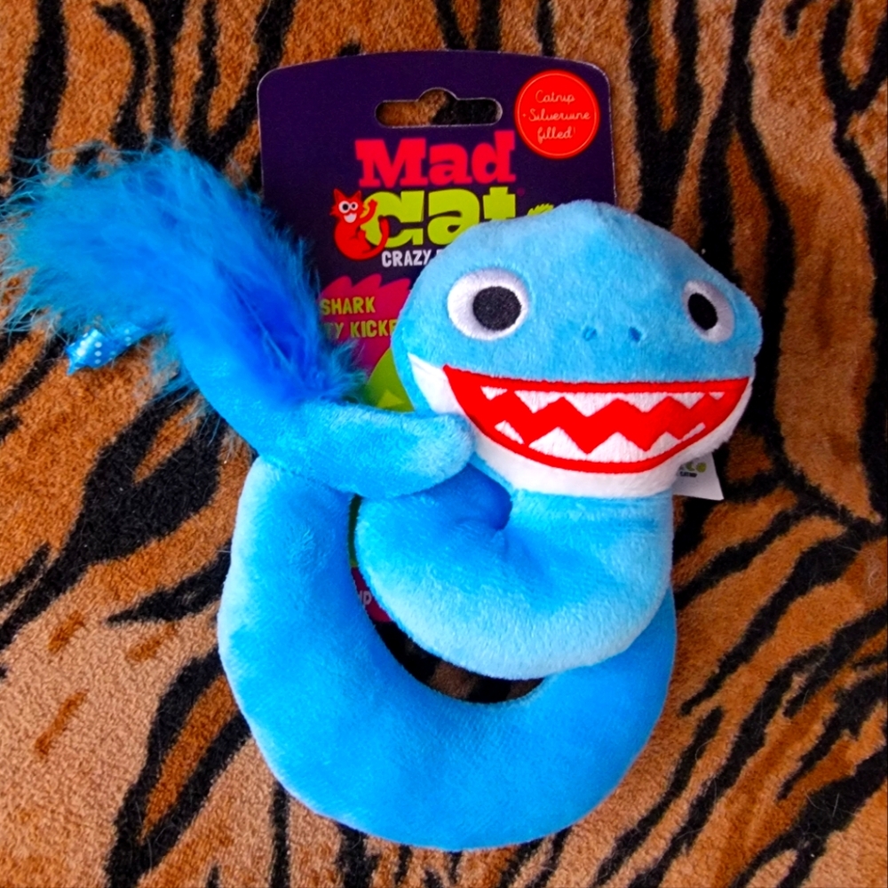 Mad Cat Toy Twisty Blue Shark Ea.
